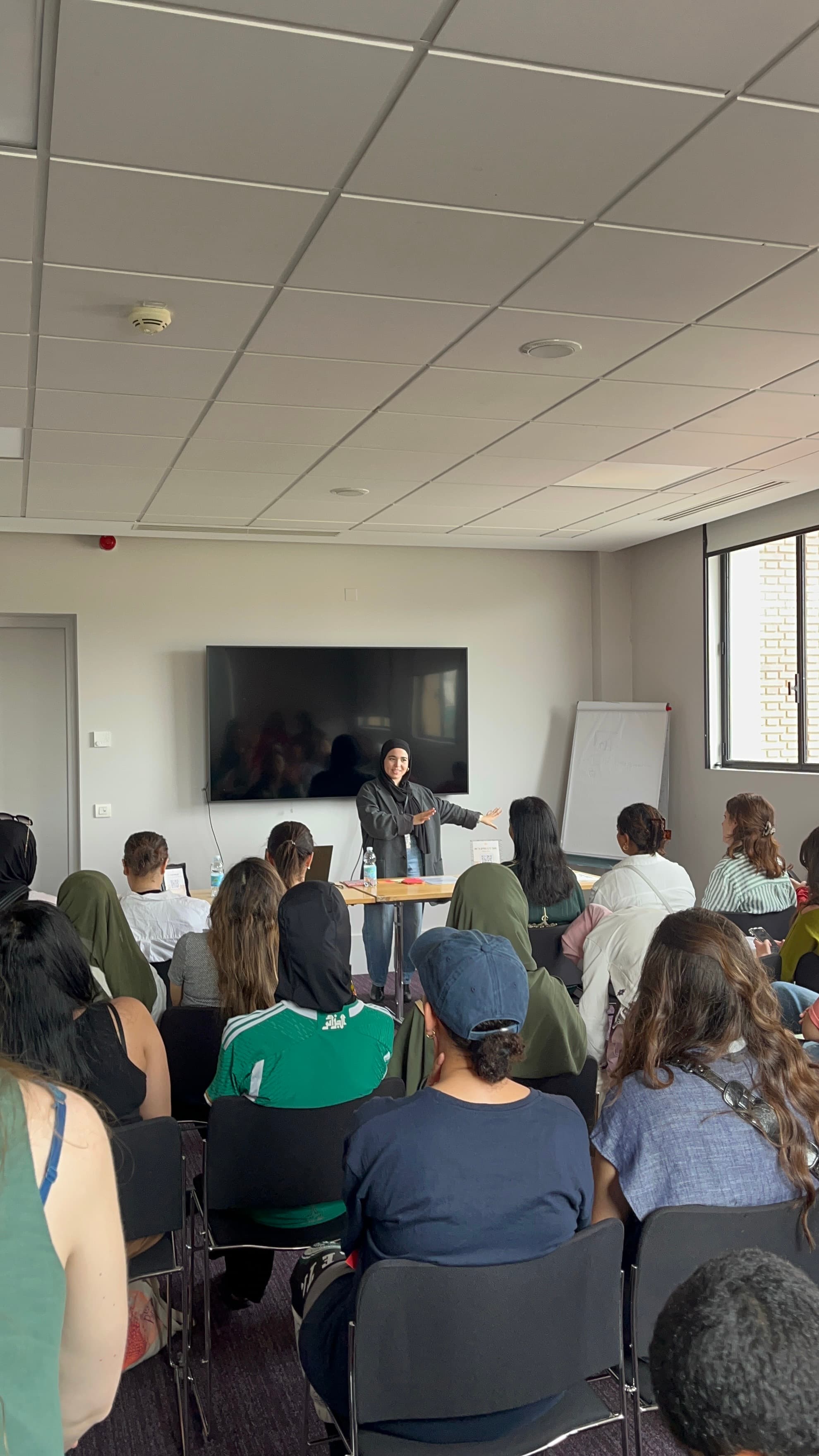 Firdaws animant une conférence Douceur&Thérapie devant un public